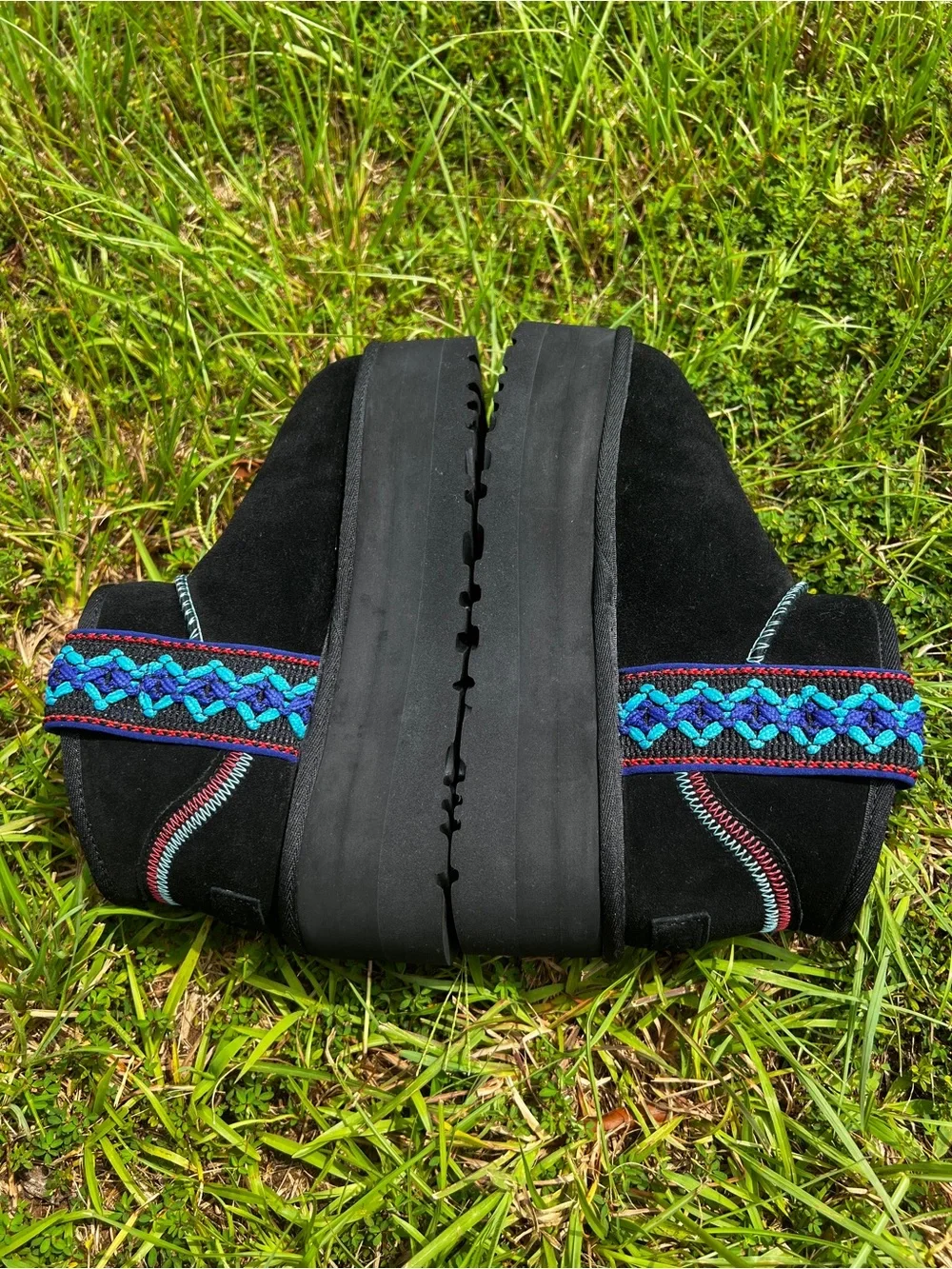 CLEAN UGG size 7 Womens Mini II Braid Platform Boots Black